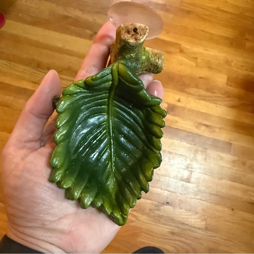 Set of two - Discontinued Thrive suction cup leaf dishes